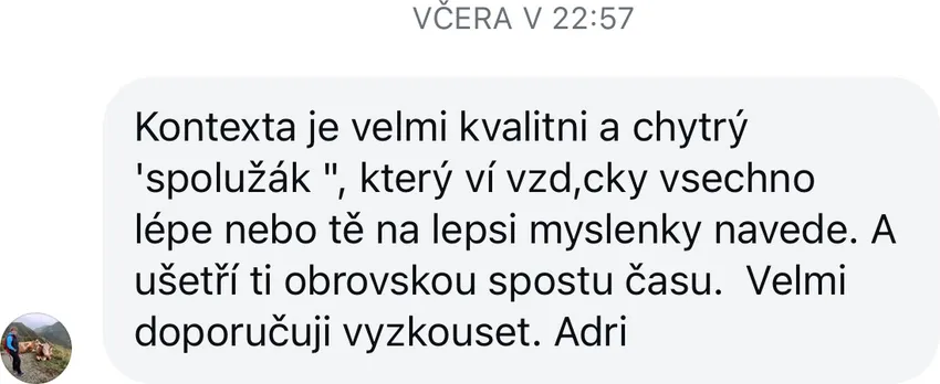 Zpráva od uživatelky, která doporučuje Kontextu jako chytrého spolužáka šetřícího čas při psaní