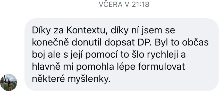 Poděkování studenta v chatu za pomoc Kontexty při dopsání diplomové práce